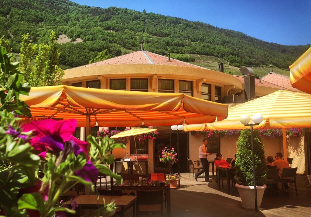 Hotel Restaurant La Porte D'Octodure マルティニー区 エクステリア 写真